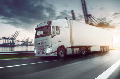 路上飛馳的貨運(yùn)大卡車高清圖片- 三原圖庫sytuku.com